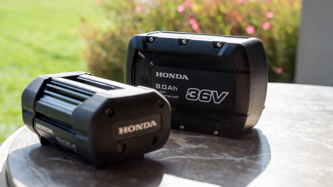 Detailný záber na batérie Honda v záhrade.