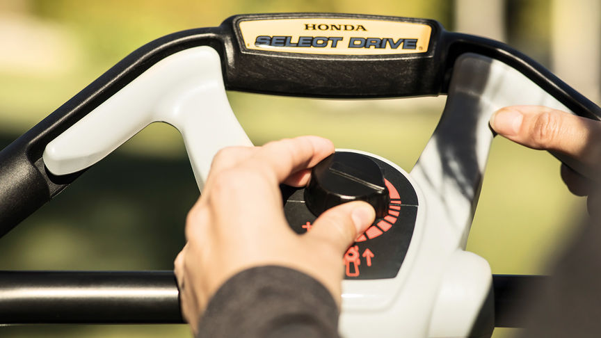 Priblížený pohľad na systém Select Drive kosačky Honda HRX.
