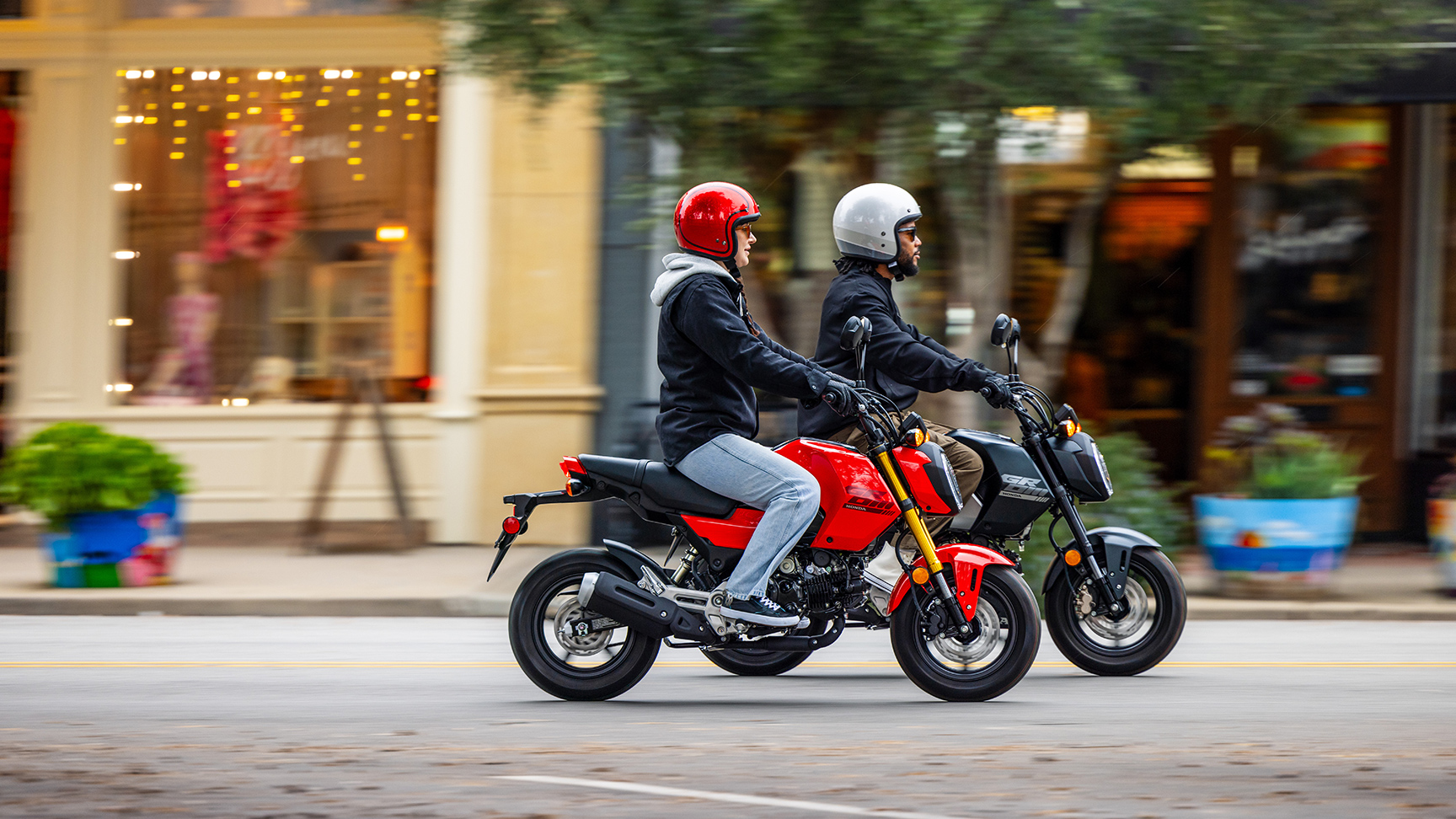 MSX125 Grom – v čiernej a červenej farbe pri jazde mestom