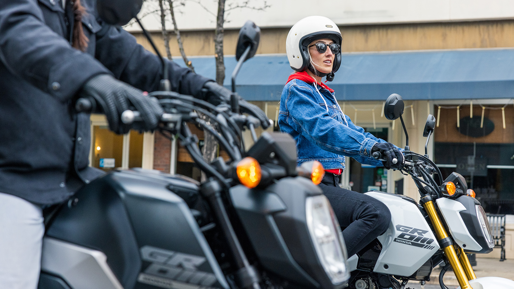 MSX125 Grom – statický záber v meste