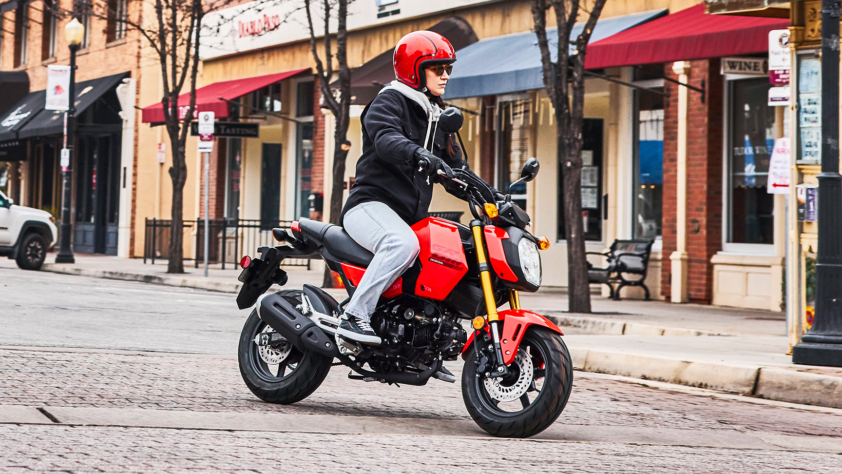 MSX125 Grom – v čiernej farbe, záber zboku 