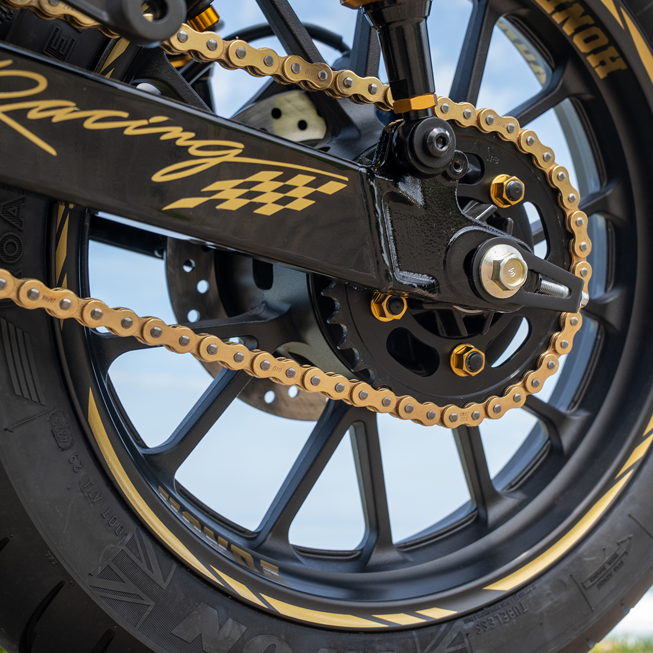 Zadné koleso a reťaz na mieru prispôsobeného motocykla GB350S Grand(B)rix