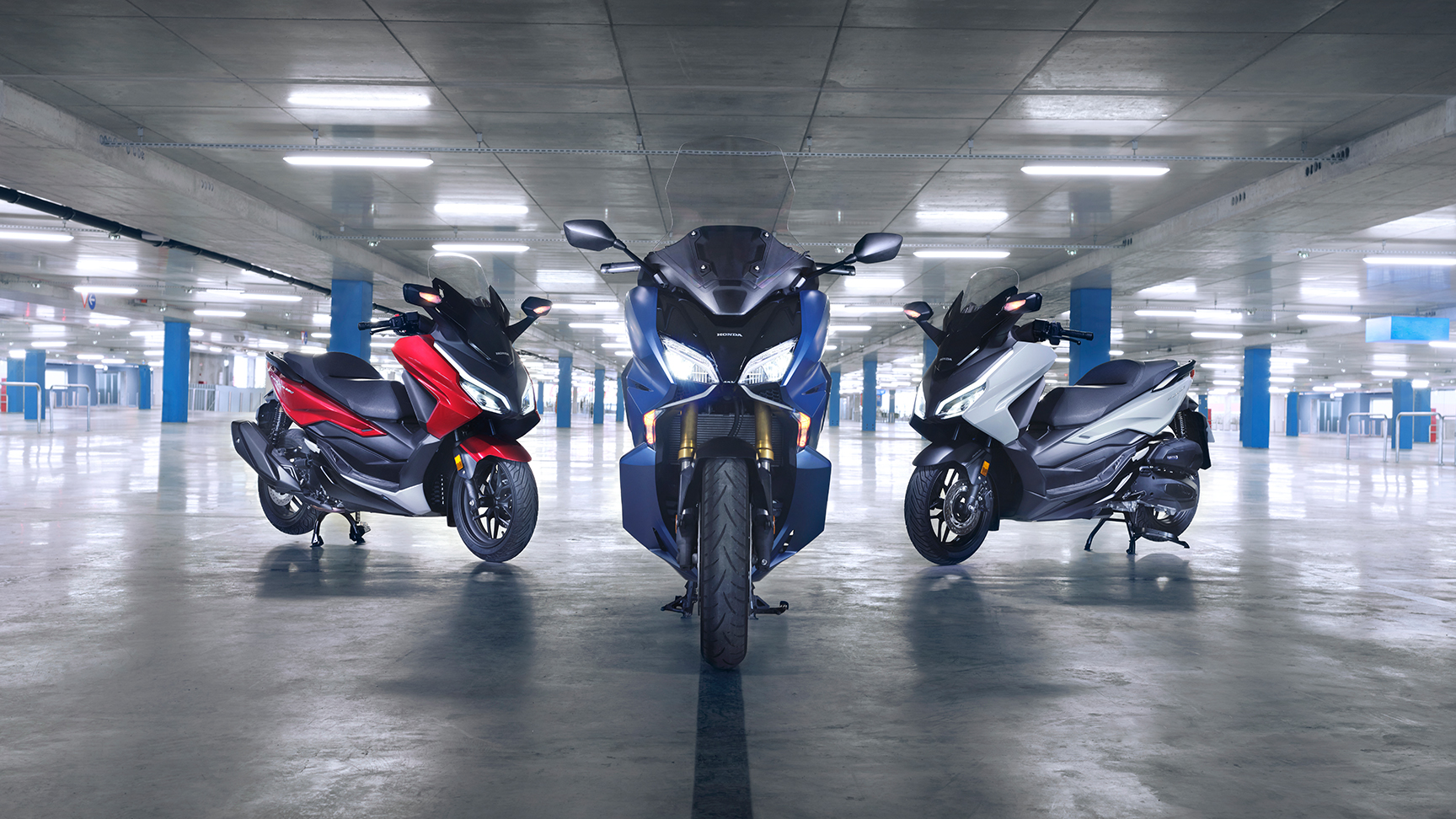 Rad modelov Honda Forza na parkovisku