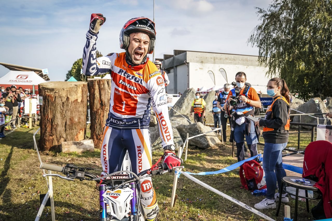 Toni Bou oslavuje.