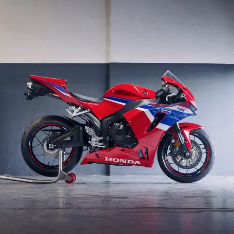 Model CBR600RR v garáži pripravený vyraziť na trať.