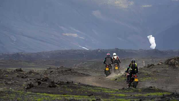 Jazdci z Výpravy HAR na Islande v hornatom teréne
