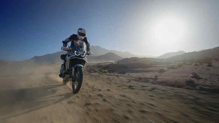 Jazdec z výpravy HAR v prašnom teréne v Maroku