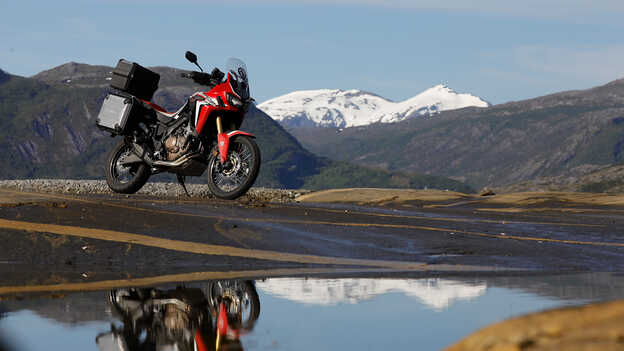 Fotografia motocykla Africa Twin s horami v pozadí
