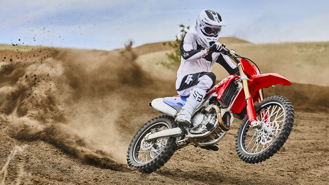 Honda CRF450R na trati s motokrosovým jazdcom
