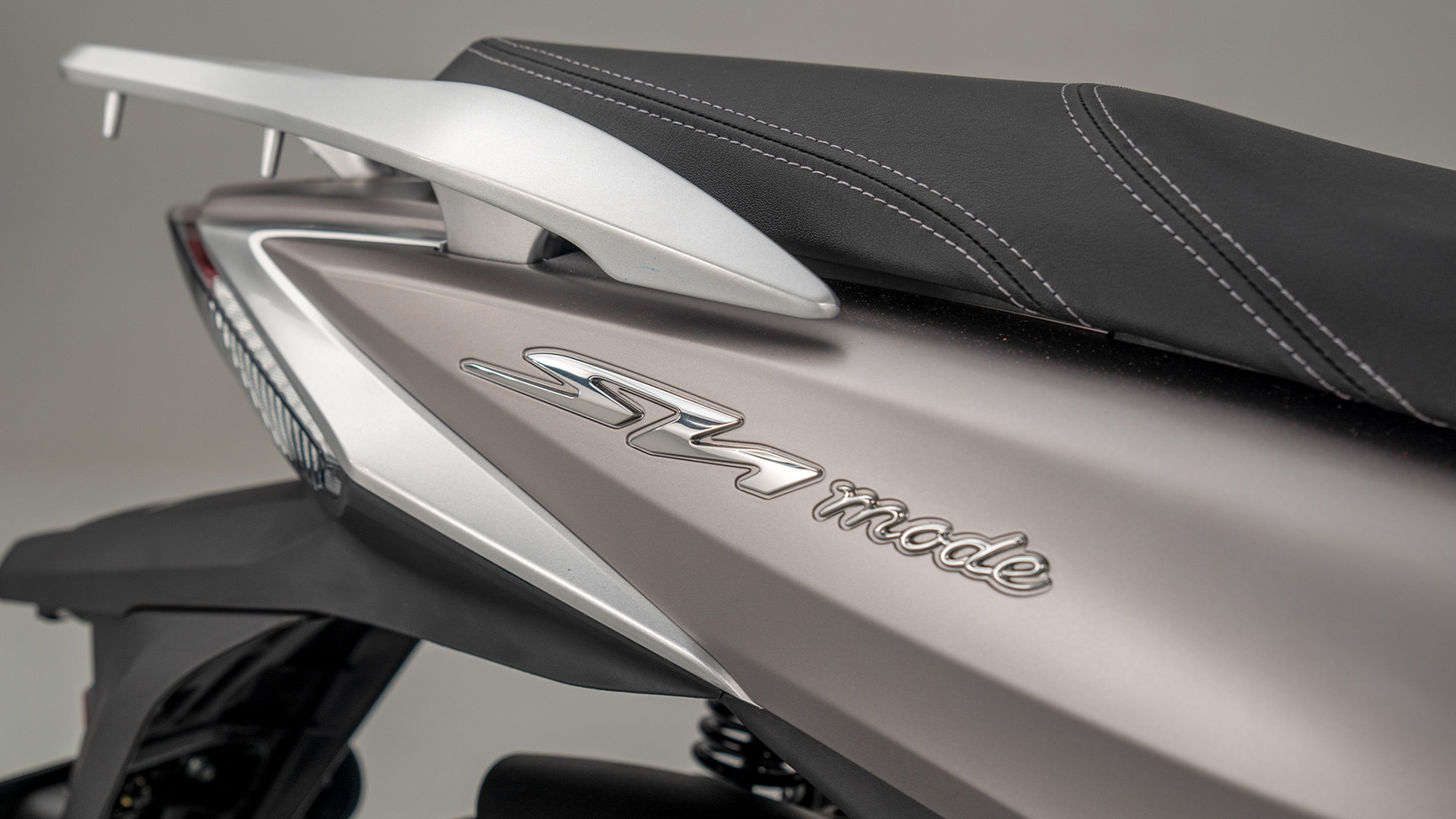 Detailný záber na logo modelu SH Mode 125