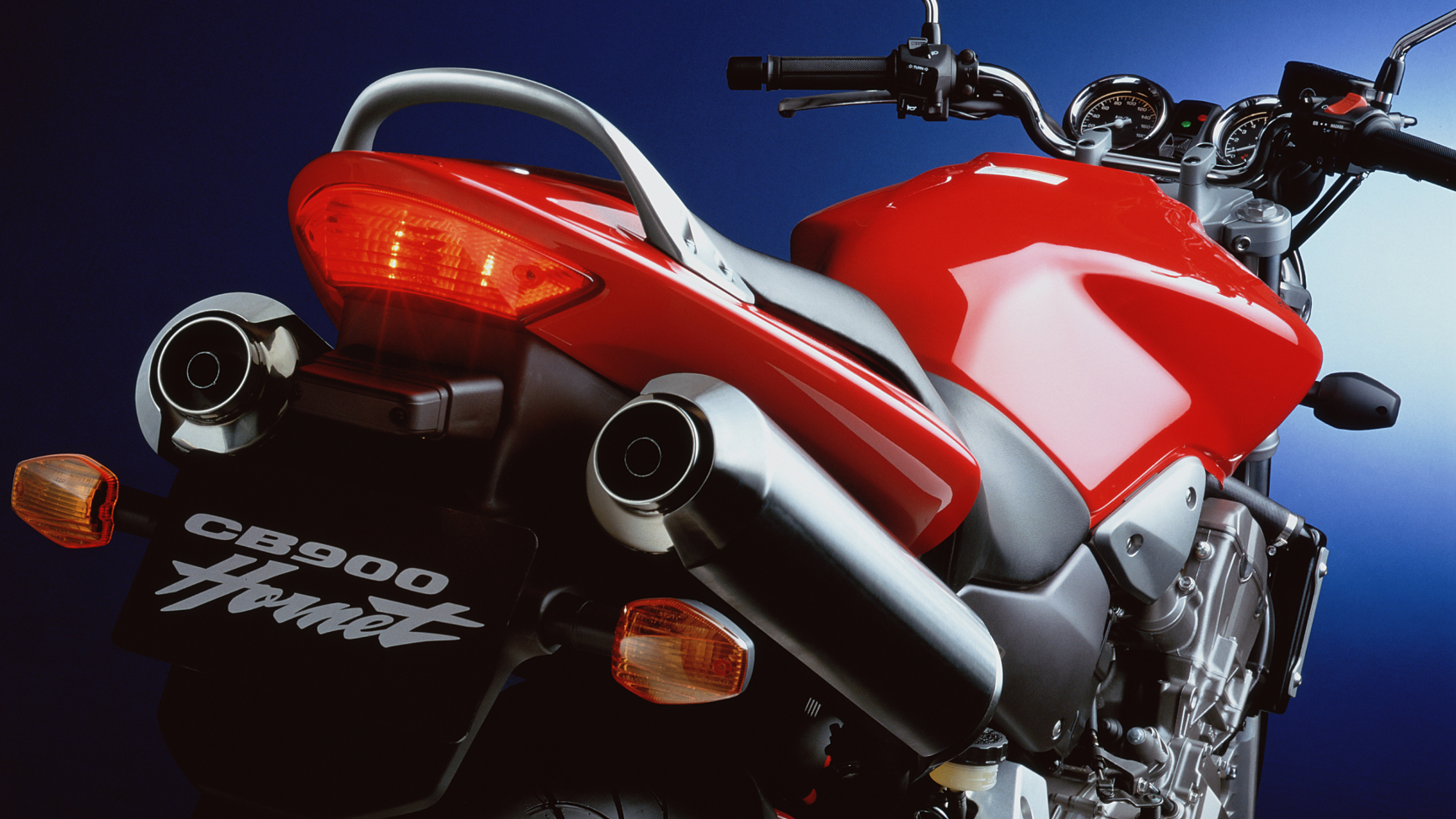 Detailný záber zozadu na model Honda CB900 Hornet.