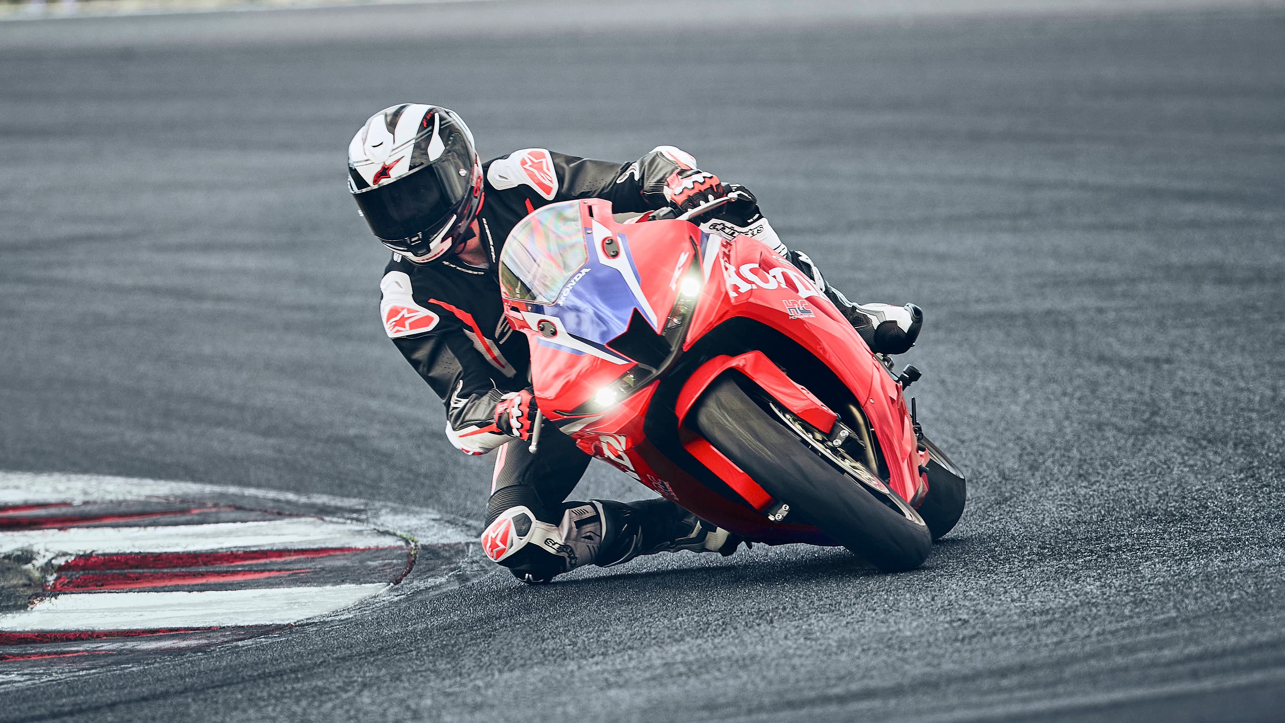 CBR600RR – jeden stredový tlmič výfuku.