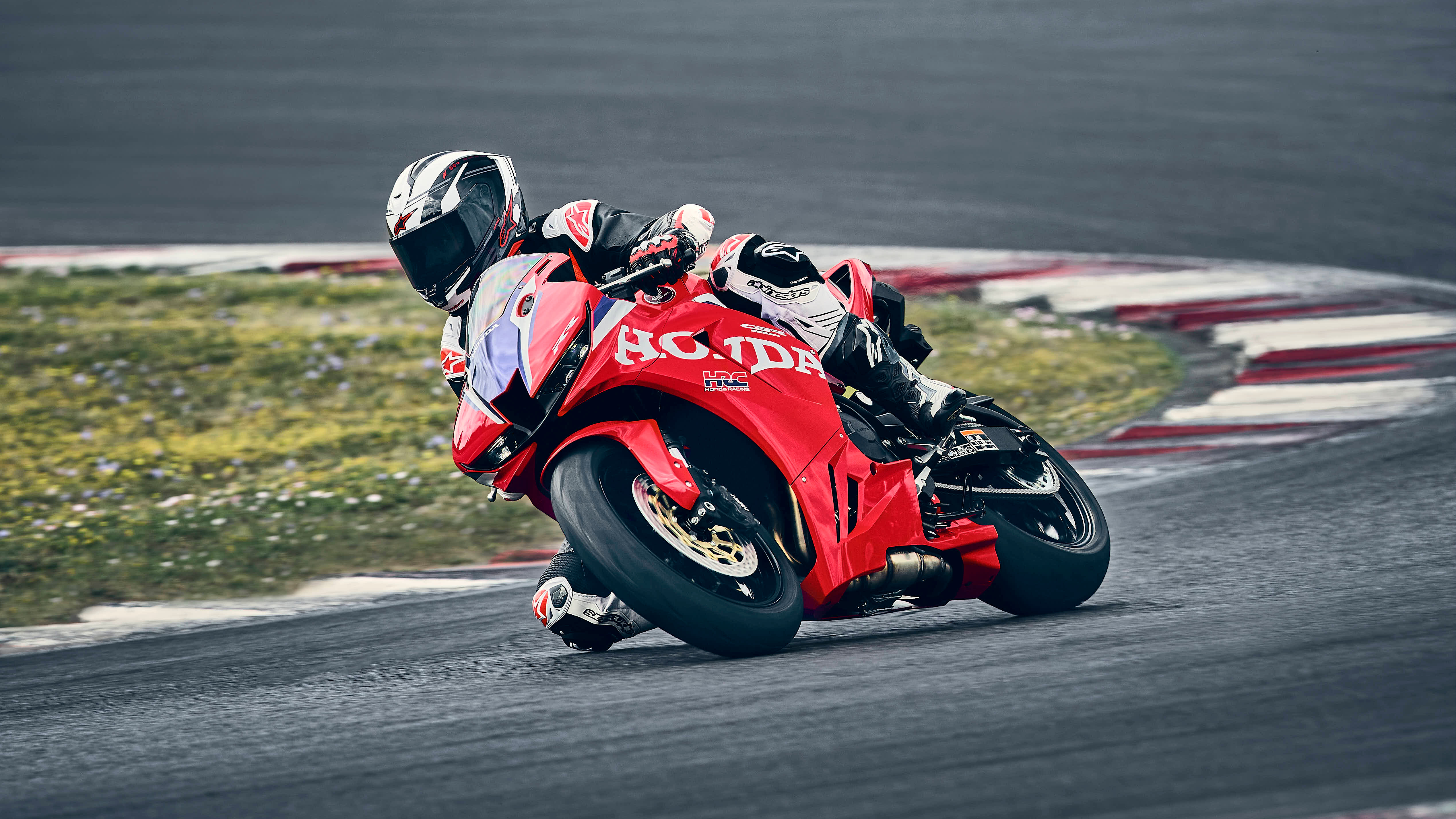 Model CBR600RR na okruhu pri západe slnka.